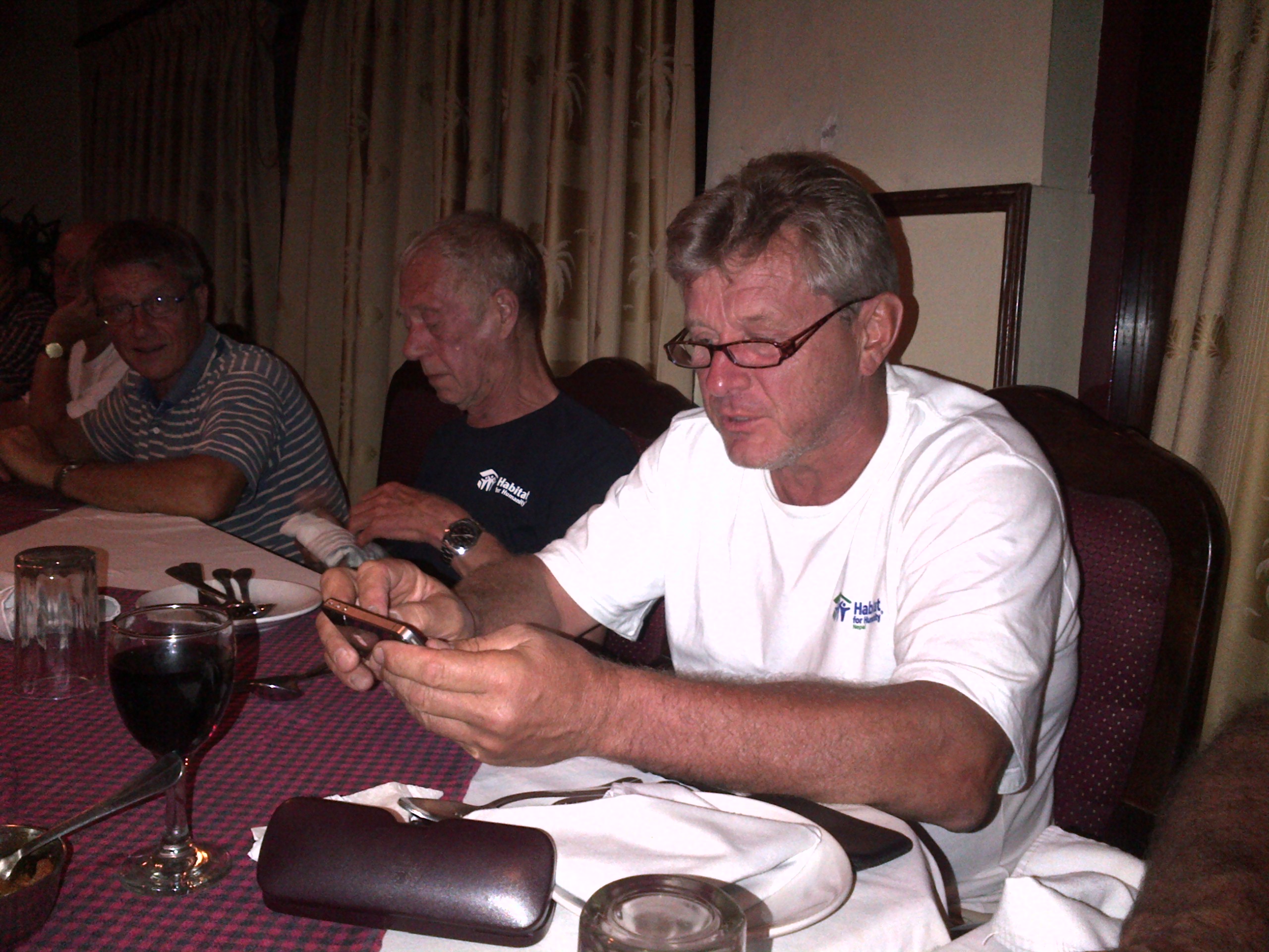 Jan leest tijdens het diner de berichten uit het gastenboek voor.